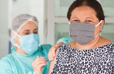 Trabajador de la salud administrando una vacuna