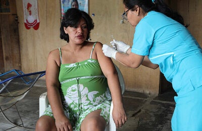 Vacuna a mujer