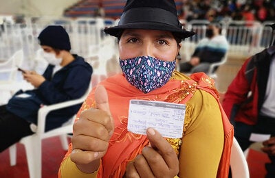 Mujer del pueblo Kayambi, artesana de la Comunidad San Agustín de Cajas, es parte de la parroquia González Suárez, del Cantón Otavalo, provincia de Imbabura
