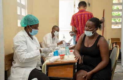 Une femme reçoit des services de santé