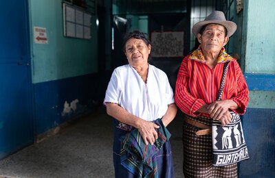 Pacientes visitan centro médico