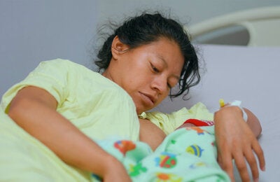 A través de los equipos cero muertes maternas cientas de madres ahora puede cargar felices a sus bebés