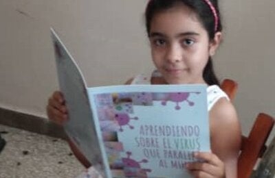 Naia lee la historieta