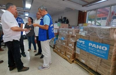 Intercambio entre Representante de OPS/OMS y Director de hospital de Pinar del Río