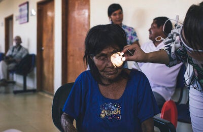 mujer_anciana_revision_tracoma_en_mitu