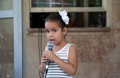 Niña pequeña participa en acto central en Cuba por SVA 2023