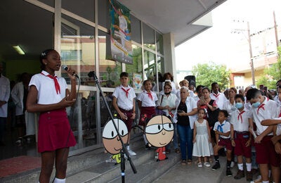 Niña canta en acto central en Cuba por SVA 2023