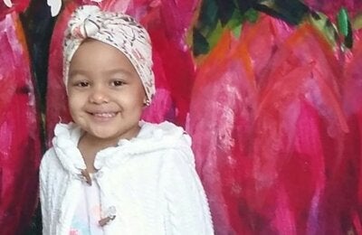 Nina durante su tratamiento contra el cáncer