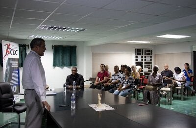 Dr. Moya en taller sobre proyecto Familias en Movimiento