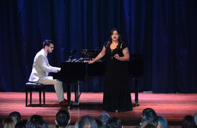 profesora superior de Canto Lírico, Evelyn Carreras de la Facultad de Arquitectura, Diseño y Arte, de la Universidad Nacional de Asunción, que estuvo acompañada por el pianista Rodolfo González
