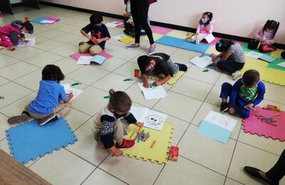 Niñas y niños participando en las actividades