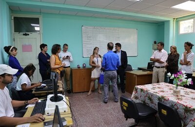 Recorrido del equipo de la OPS/OMS en la UCI