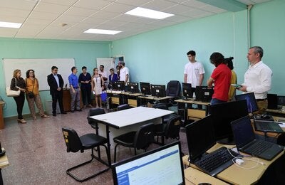 Recorrido del equipo de la OPS/OMS en la UCI