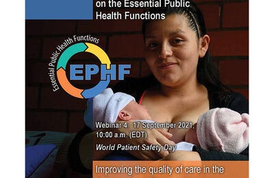 madre cargando a gemelos