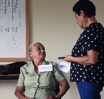 Abuela partera con técnico de OPS