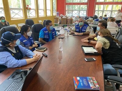 Equipo OPS Honduras trabajando en los albergues