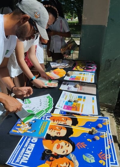 Distribución de materiales informativos en actividad por Día Mundial de la Salud