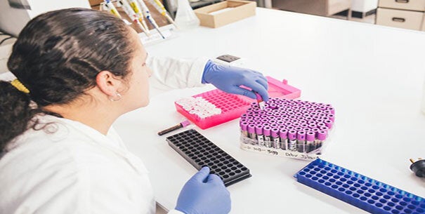 bacteriologa con tubos