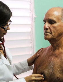 médico examinando a paciente