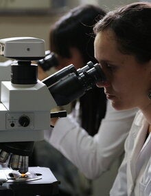 Mujer en laboratorio