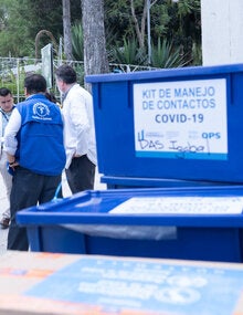 Equipos de protección personal son entregados por OPS/OMS en GuatemalaKits de equipo de protección personal (EPP), kits de manejo de contactos y material de comunicación de riesgo  han sido entregados por la OPS/OMS al Gobierno de Guatemala para que sean utilizados en centros de atención a pacientes afectados por la enfermedad del COVID-19.  Guatemala, 30 de marzo de 2020. Kits de equipo de protección personal (EPP), kits de manejo de contactos y material de comunicación de riesgo  han sido entregados por l