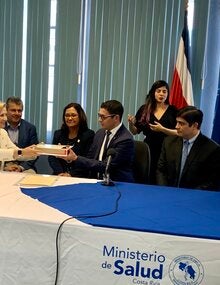 Donación OPS a Ministro de Salud y Presidente de Costa Rica
