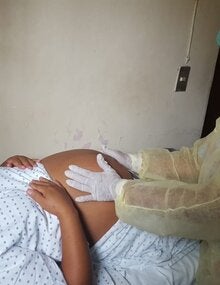 Partera atiende a paciente durante el nacimiento