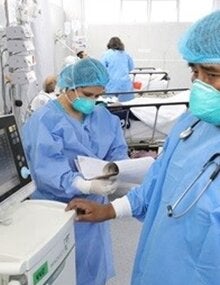 Trabajador de salud con EPP