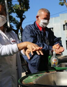 Una enfermera muestra el lavado correcto de manos en el Hospital INERAM