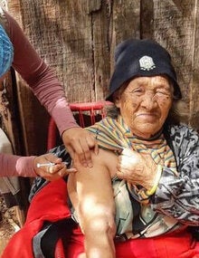 Mujer siendo vacunada