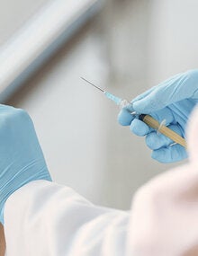 Mujer recibiendo una vacuna