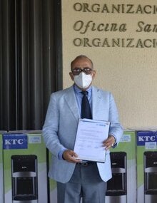 Autoridades del Ministerio de Salud y Representante de OPS durante la entrega