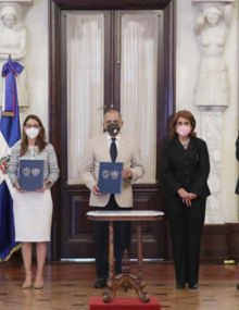 Miembros del Gabinete de Salud y funcionarios de OPS durante el acto de entrega