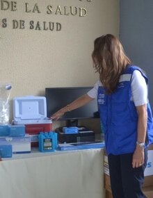 Autoridades durante la entrega de la donación al Laboratorio Nacional 