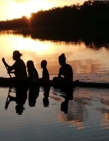 pobladores miskitos se desplazan en cayuco