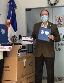 Autoridades durante la entrega