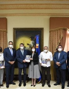 Autoridades durante la presentación del Plan