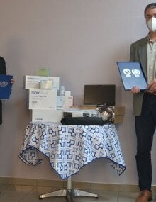 Autoridades del ministerio y OPS durante la entrega de la donación 