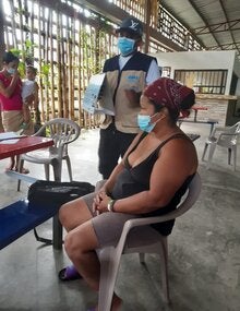 voluntario-atiende-paciente-en-albergue