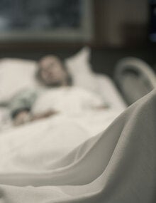 Paciente en cama de hospital 