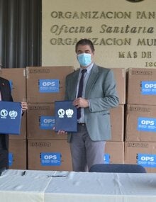 Ministro de salud y representante durante la firma del acto de entrega 