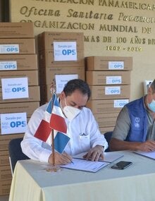 Director del SNS junto al representante de OPS en el país durante la firma de entrega de la donación 