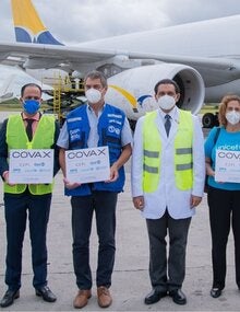 Autoridades durante recibimiento de vacunas en el aeropuerto