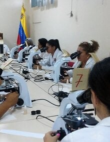 OPS promueve el fortalecimiento de la red de diagnóstico de la malaria en Venezuela