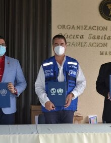 Autoridades locales y representante OPS durante entrega donación 