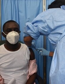 the first patients vaccinated less than 48 hours after the arrival of the first vaccines