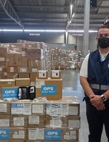 La Dra. María Dolores Pérez realizó la entrega de los oxímetros