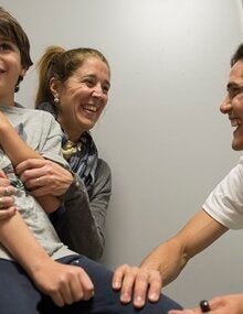 cavani y nino vacunando