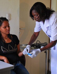 Trabajador de salud con paciente