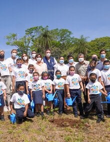 Autoridades con niños y niñas que participaron en la siembra
